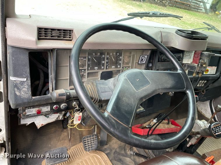 image for item NX9899 1996 International 4700  dump truck