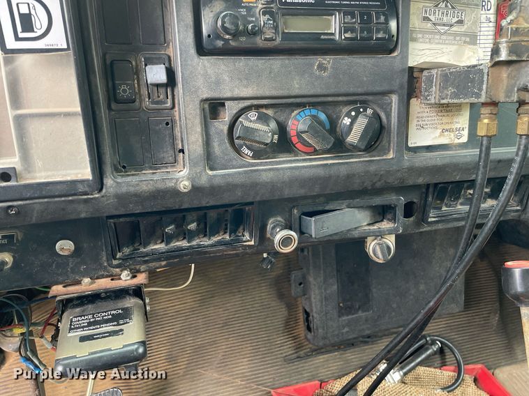 image for item NX9899 1996 International 4700  dump truck