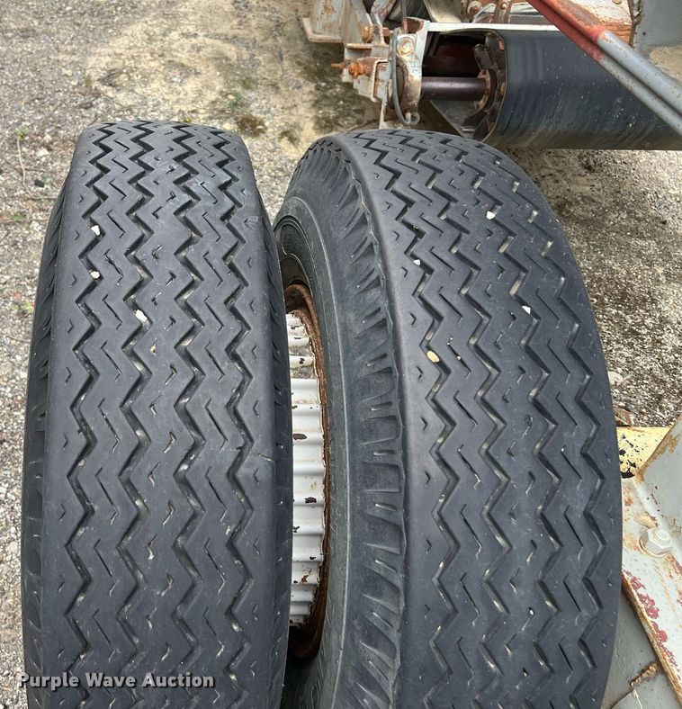 image for item OC9555 1975 Universal 4555 Impact Master crusher