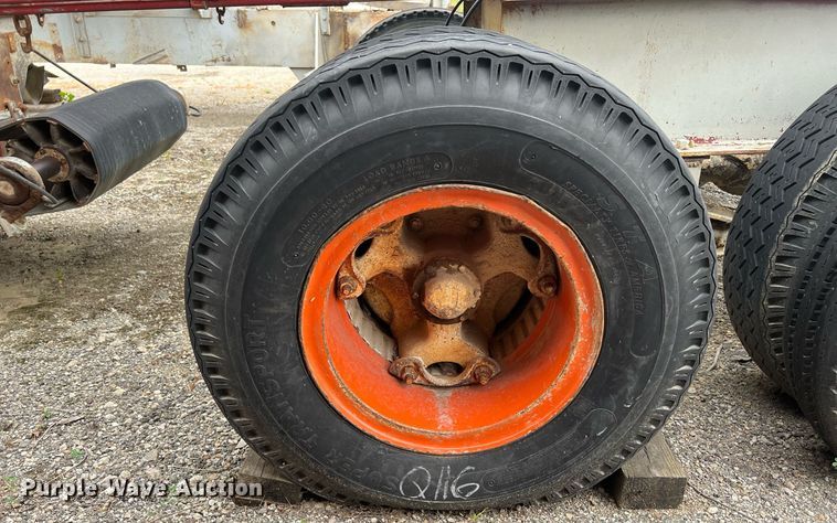 image for item OC9555 1975 Universal 4555 Impact Master crusher