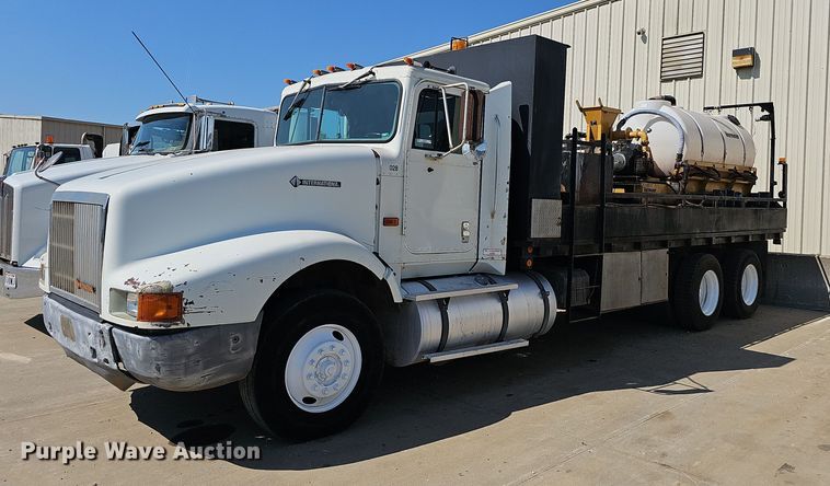 image for item OG9476 1992 International 9400  fluid mix truck