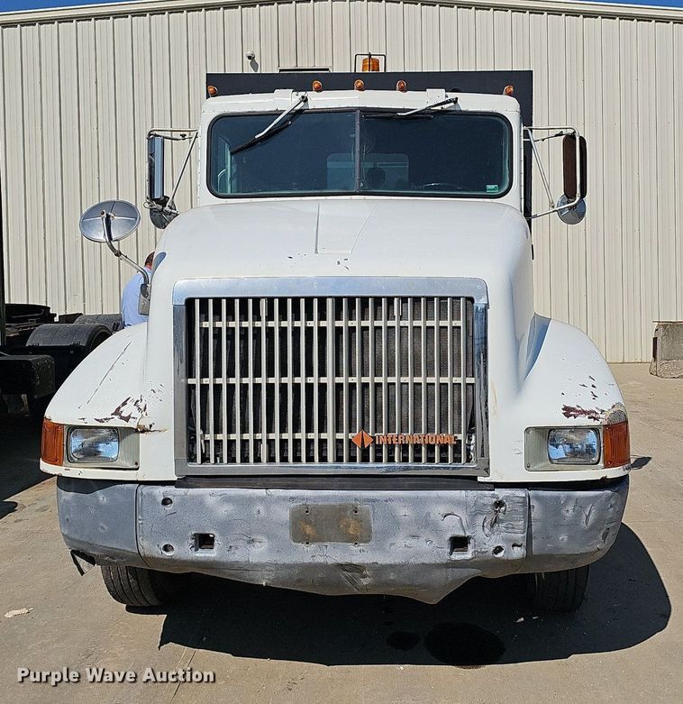 image for item OG9476 1992 International 9400  fluid mix truck