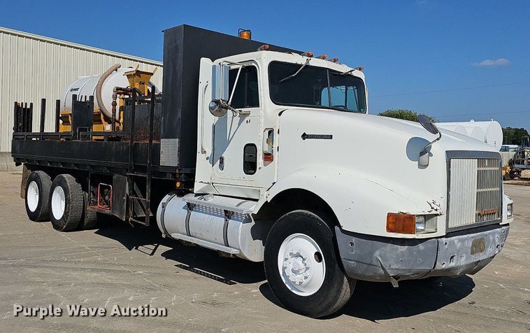 image for item OG9476 1992 International 9400  fluid mix truck