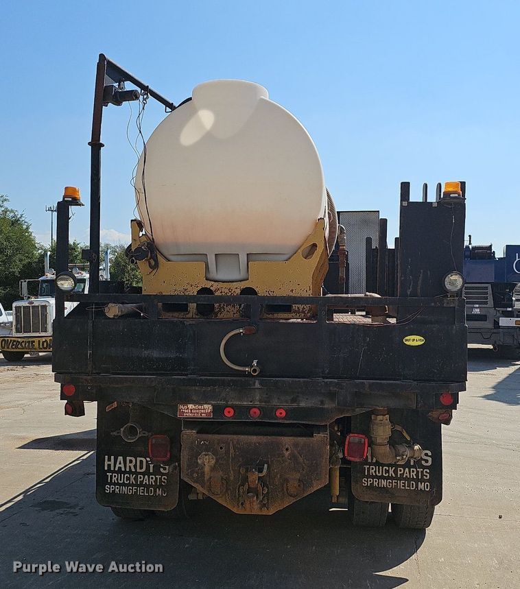 image for item OG9476 1992 International 9400  fluid mix truck