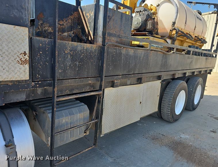 image for item OG9476 1992 International 9400  fluid mix truck