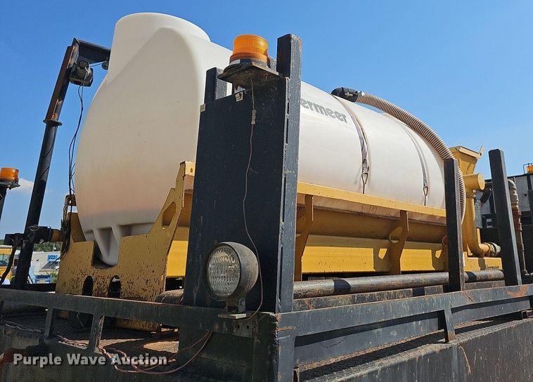 image for item OG9476 1992 International 9400  fluid mix truck