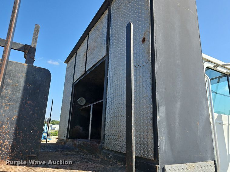 image for item OG9476 1992 International 9400  fluid mix truck