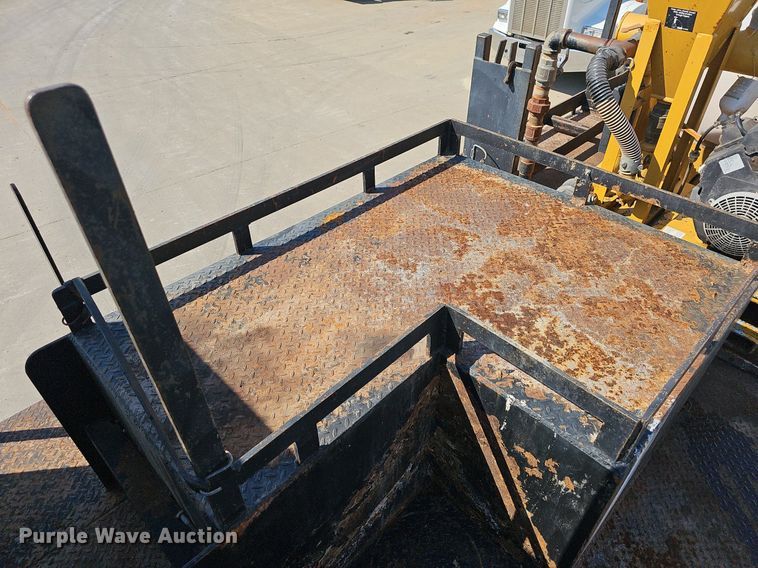 image for item OG9476 1992 International 9400  fluid mix truck