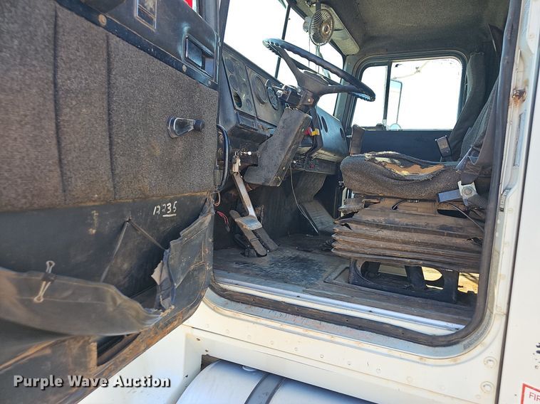 image for item OG9476 1992 International 9400  fluid mix truck