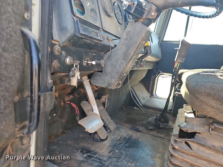 image for item OG9476 1992 International 9400  fluid mix truck