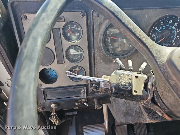 image for item OG9476 1992 International 9400  fluid mix truck