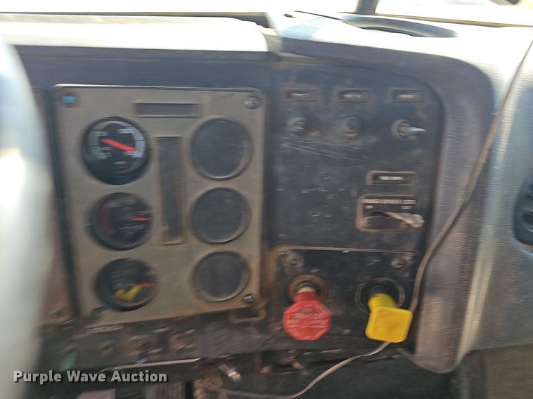 image for item OG9476 1992 International 9400  fluid mix truck