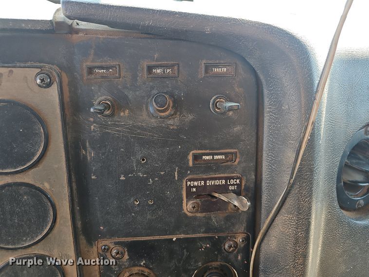 image for item OG9476 1992 International 9400  fluid mix truck