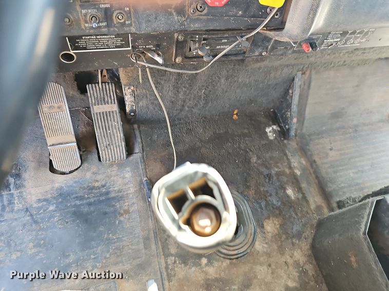 image for item OG9476 1992 International 9400  fluid mix truck