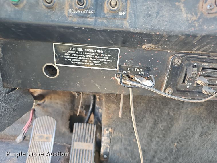 image for item OG9476 1992 International 9400  fluid mix truck