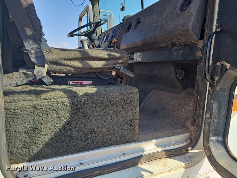 image for item OG9476 1992 International 9400  fluid mix truck