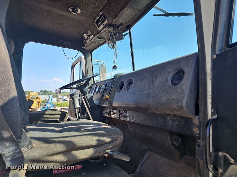 image for item OG9476 1992 International 9400  fluid mix truck