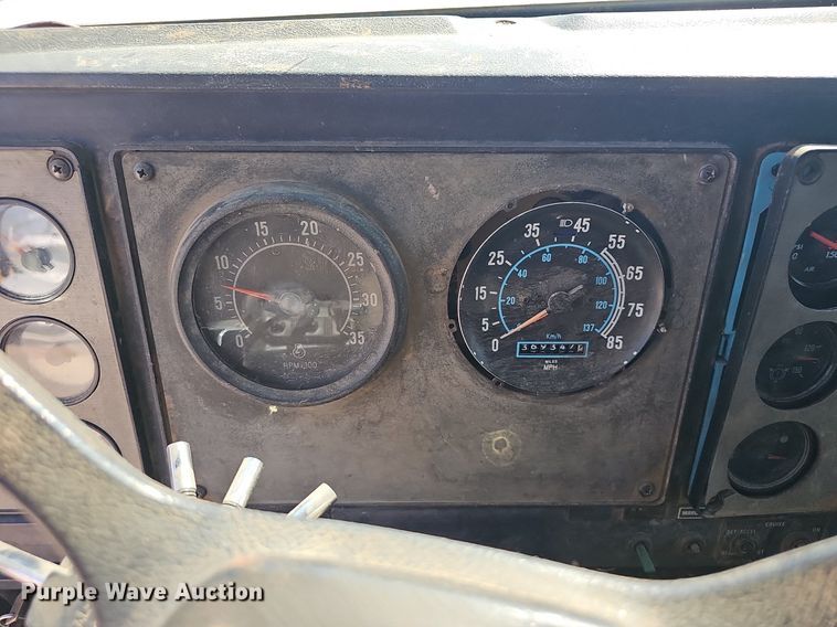 image for item OG9476 1992 International 9400  fluid mix truck