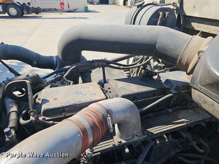 image for item OG9476 1992 International 9400  fluid mix truck