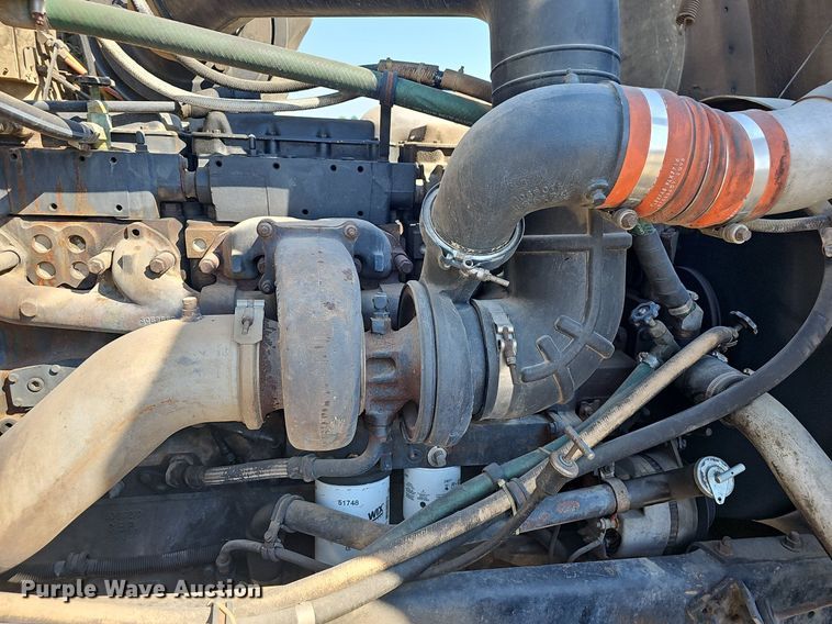 image for item OG9476 1992 International 9400  fluid mix truck