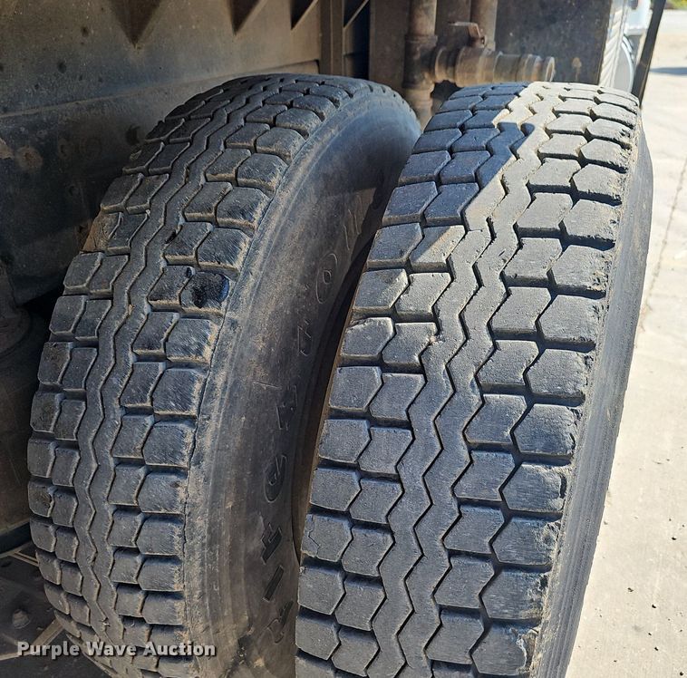 image for item OG9476 1992 International 9400  fluid mix truck