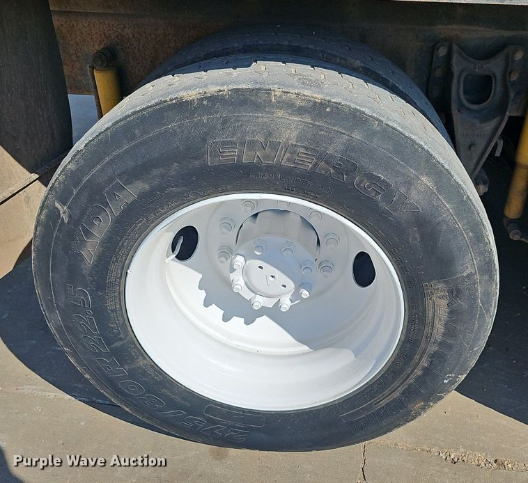 image for item OG9476 1992 International 9400  fluid mix truck