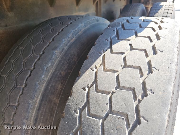 image for item OG9476 1992 International 9400  fluid mix truck