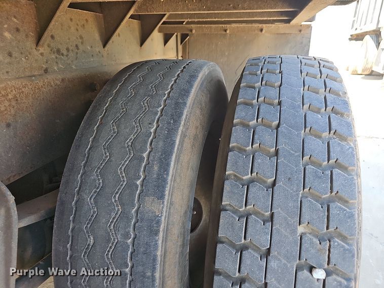 image for item OG9476 1992 International 9400  fluid mix truck