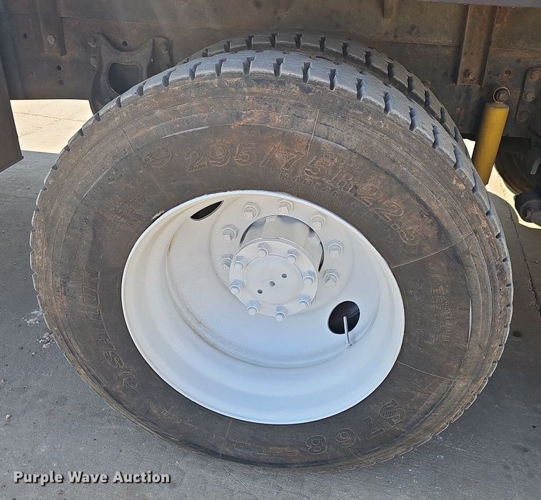 image for item OG9476 1992 International 9400  fluid mix truck