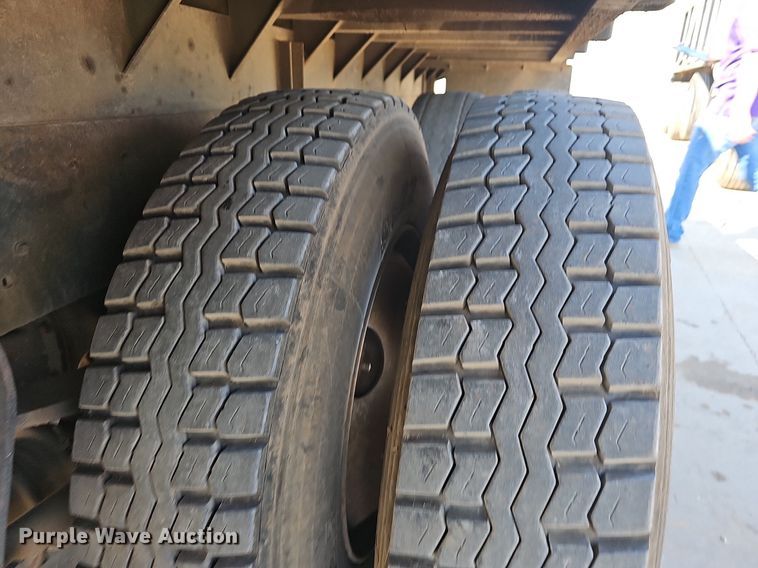 image for item OG9476 1992 International 9400  fluid mix truck