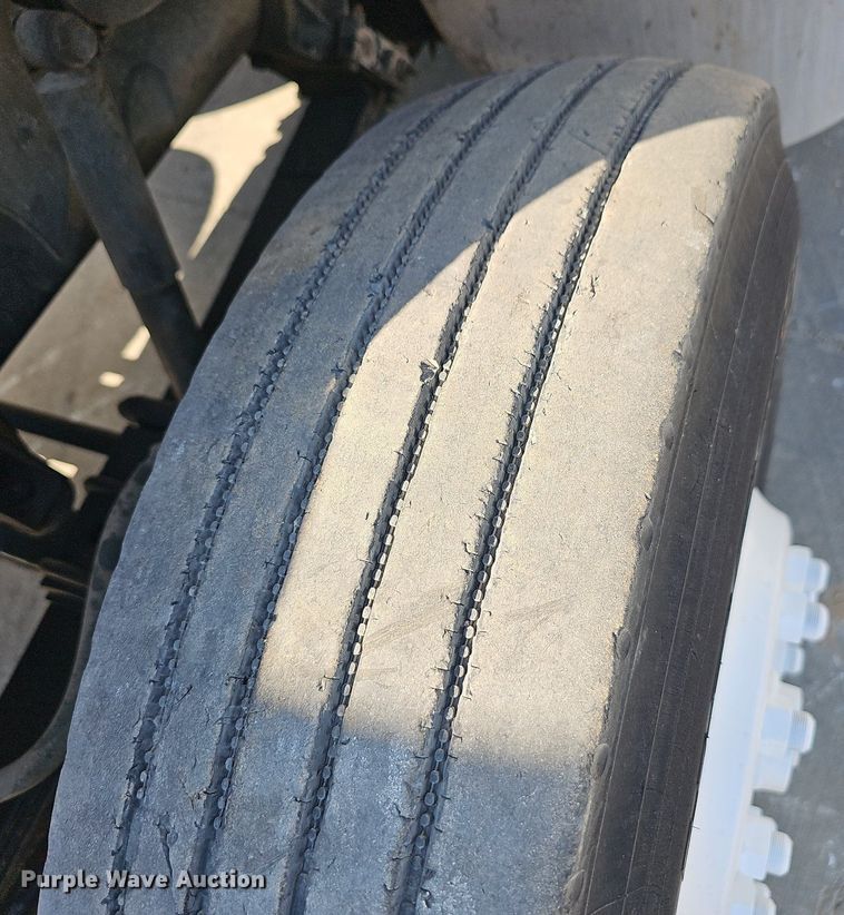 image for item OG9476 1992 International 9400  fluid mix truck