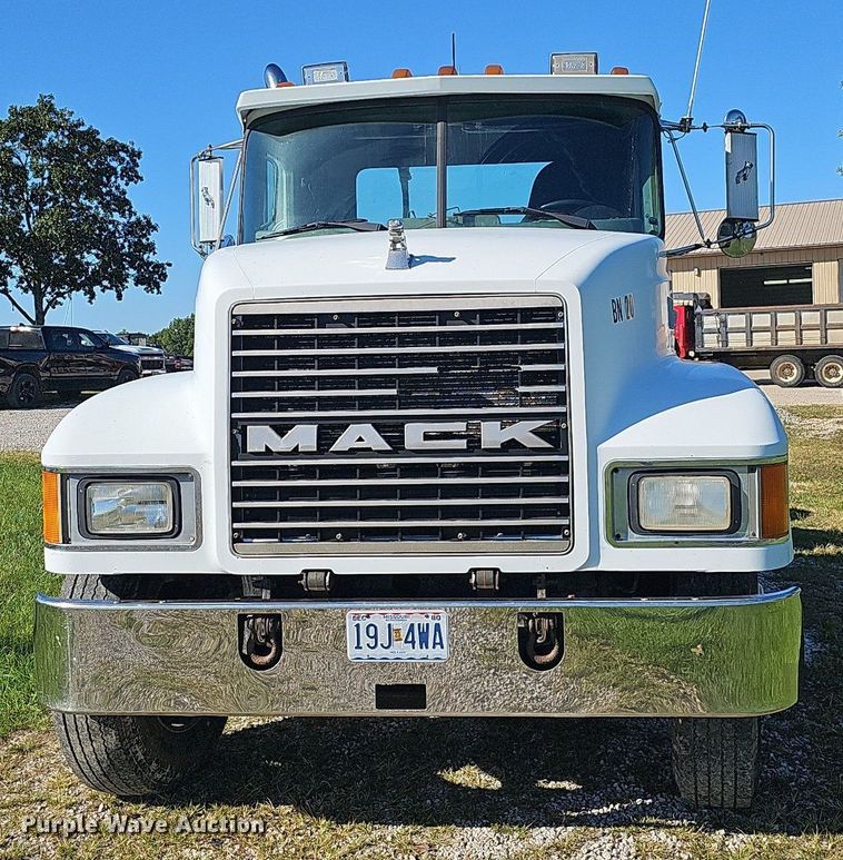 image for item OG9515 1993 Mack CH613  semi truck