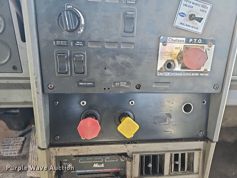 image for item OG9515 1993 Mack CH613  semi truck