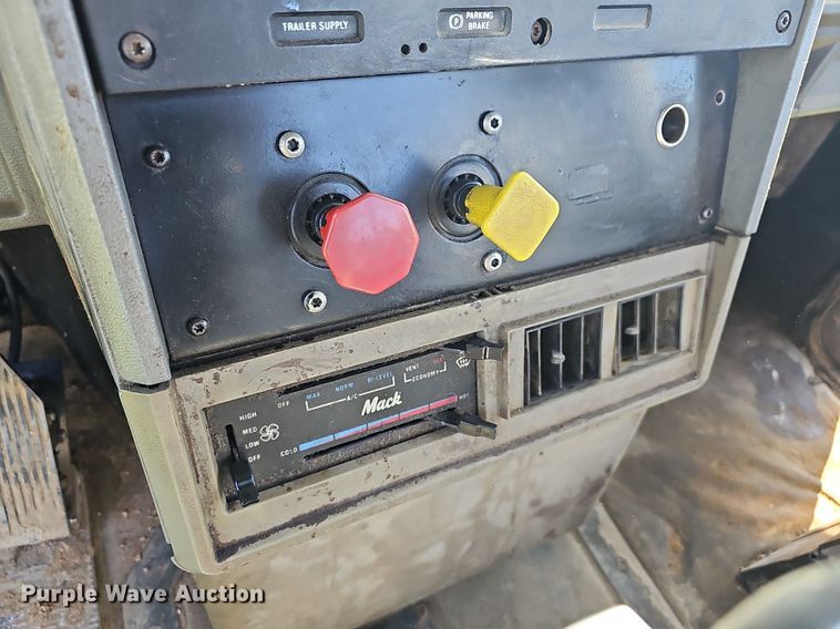 image for item OG9515 1993 Mack CH613  semi truck