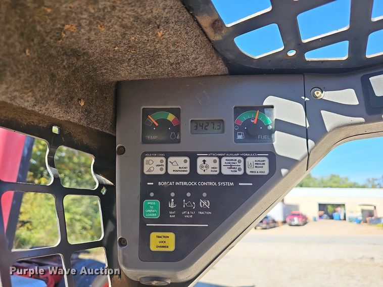 image for item OG9549 2004 Bobcat S130  skid steer loader