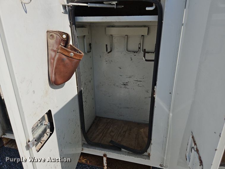 image for item OK9790 2006 International 4300  bucket truck