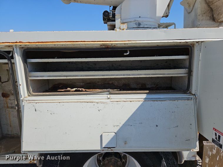 image for item OK9790 2006 International 4300  bucket truck