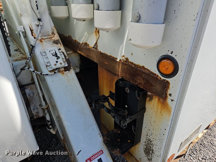 image for item OK9790 2006 International 4300  bucket truck