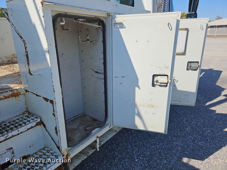 image for item OK9790 2006 International 4300  bucket truck