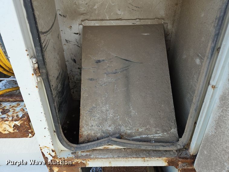 image for item OK9790 2006 International 4300  bucket truck