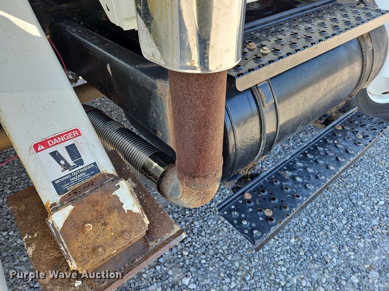 image for item OK9790 2006 International 4300  bucket truck