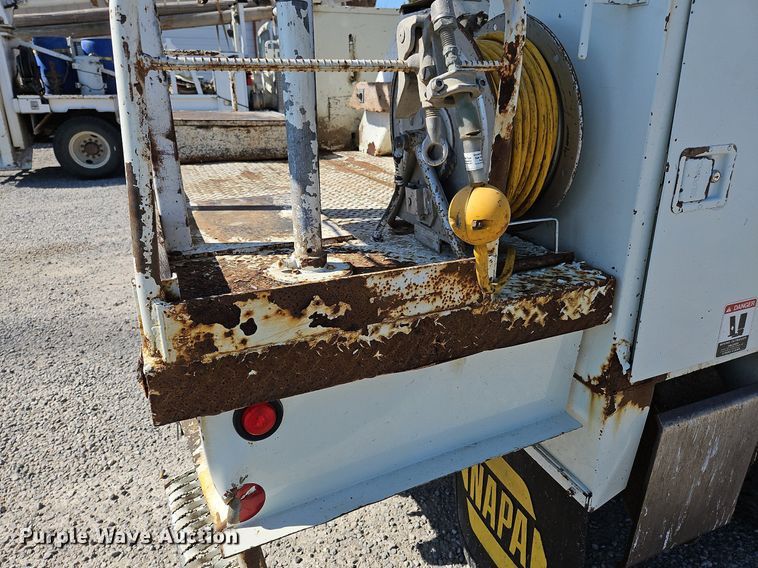 image for item OK9790 2006 International 4300  bucket truck