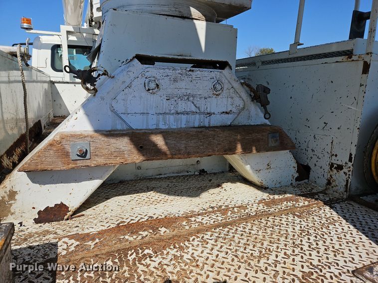 image for item OK9790 2006 International 4300  bucket truck