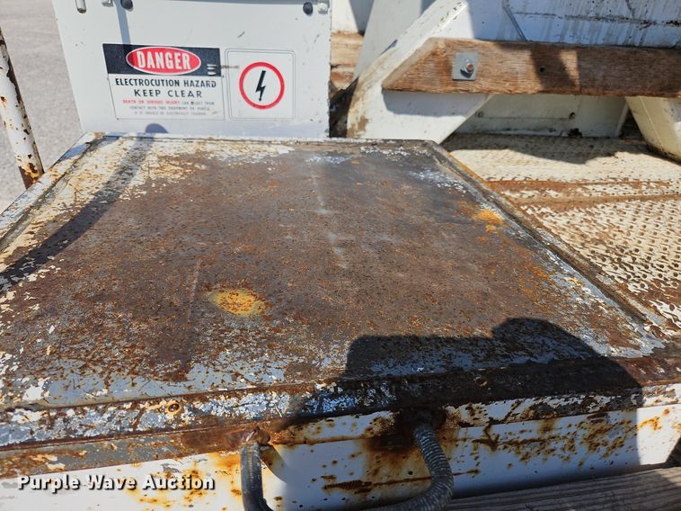 image for item OK9790 2006 International 4300  bucket truck