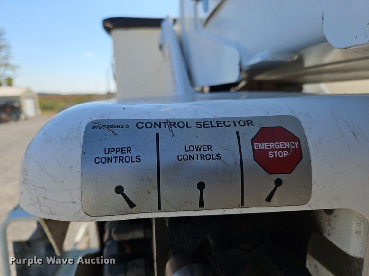 image for item OK9790 2006 International 4300  bucket truck