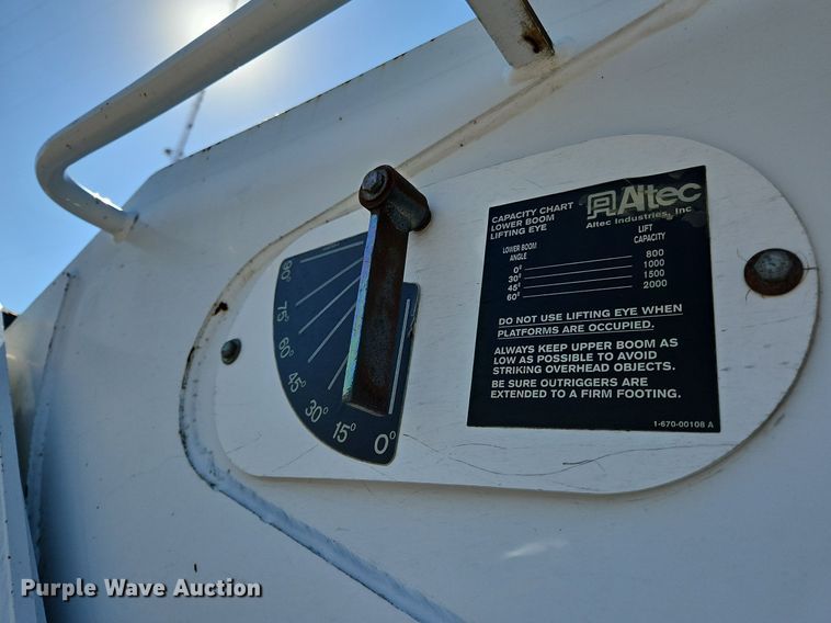 image for item OK9790 2006 International 4300  bucket truck