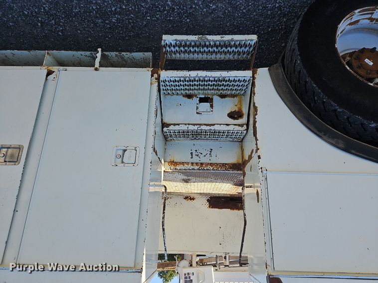 image for item OK9790 2006 International 4300  bucket truck