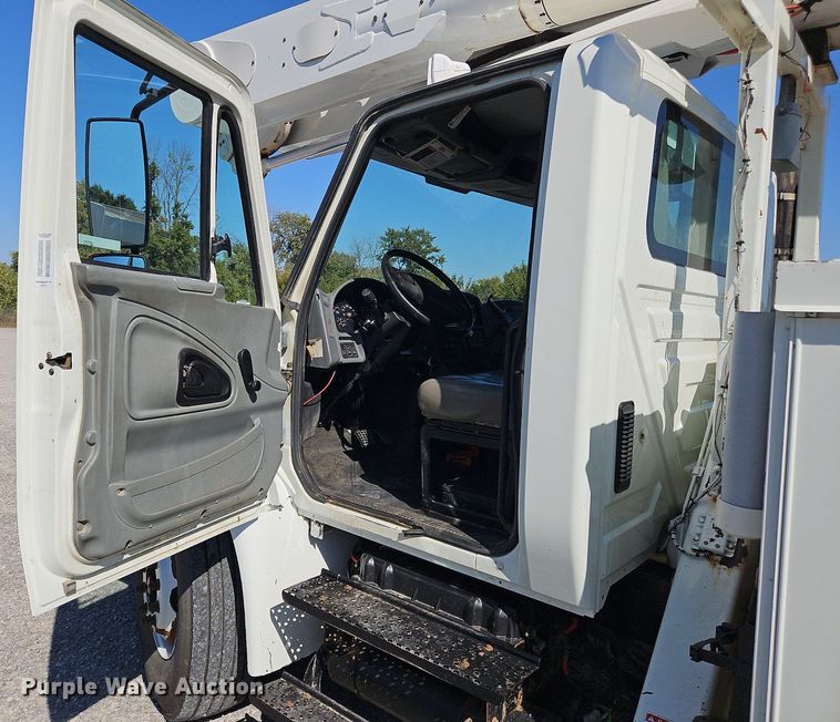 image for item OK9790 2006 International 4300  bucket truck