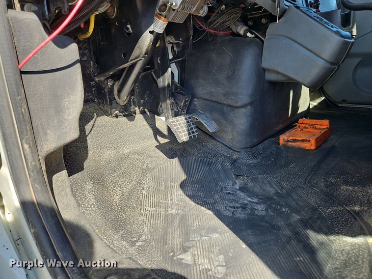 image for item OK9790 2006 International 4300  bucket truck