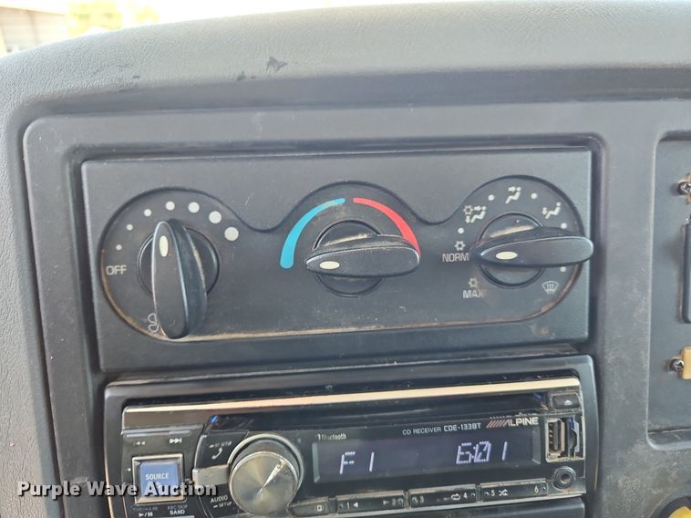 image for item OK9790 2006 International 4300  bucket truck